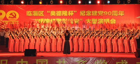 白衣天使亮歌喉,唱响红歌颂党恩