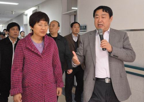 山东省副省长王随莲、卫生厅厅长刘奇来我院调研                                                 视察我院国家级妇科内镜与微创培训基地