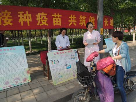 “全国儿童预防接种日”我院举办广场宣传活动