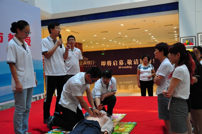 齐都医院教授市民学习心肺复苏