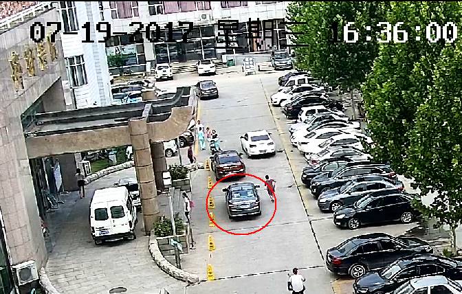 婴儿早产降生在私家车上，齐都医院门诊楼前上演“惊险6分钟”