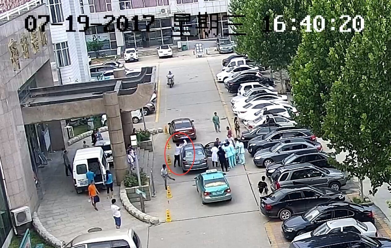 婴儿早产降生在私家车上，齐都医院门诊楼前上演“惊险6分钟”
