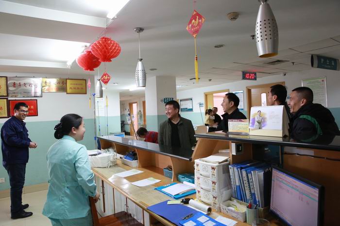 院领导汇同后勤科室到临床科室查访