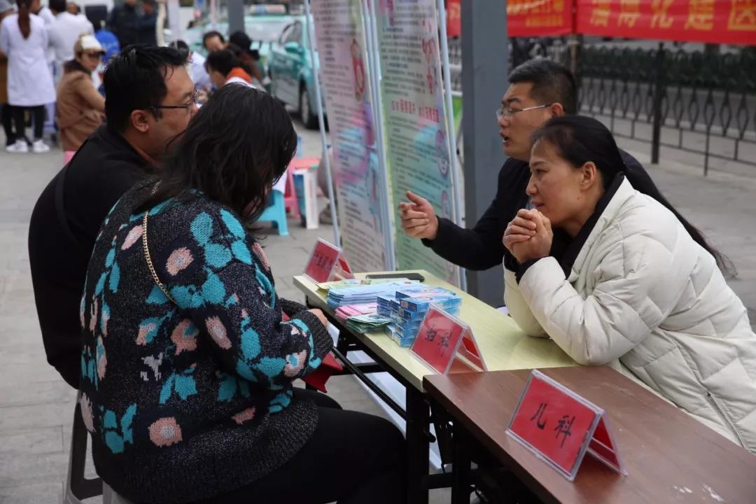 齐都医院义诊“走进时代广场“