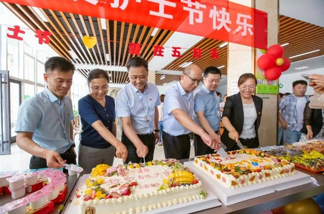齐都医院领导班子为全院护理工作者送去节日问候